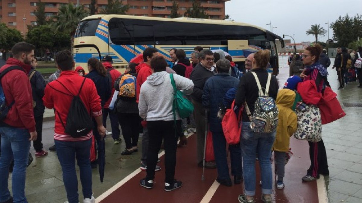 Aficionados antes de viajar a Elche.