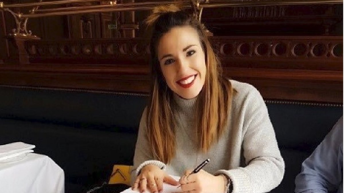 La roquetera firmando una camiseta.