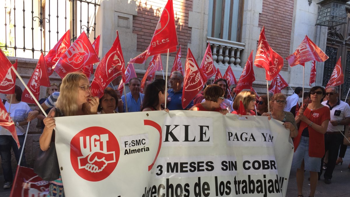 Concentración de trabajadoras de la empresa KLE ante las puertas de la delegación de Gobierno de la Junta.