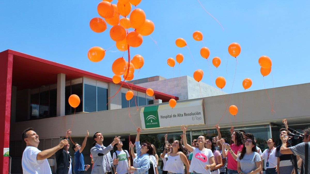 Suelta de globos en el hospital del Toyo con motivo del Día Mundial contra el tabaco.