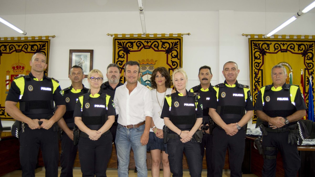 Entrega de los chalecos a la Policía Local de Carboneras.