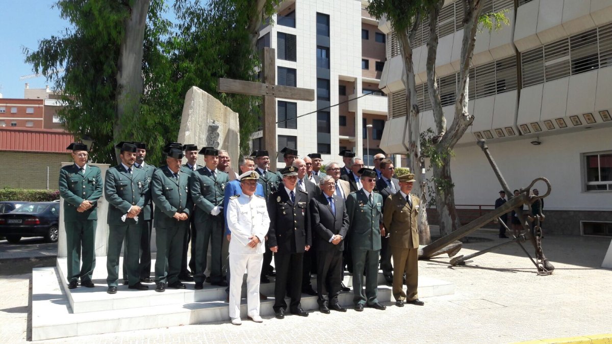 Foto de familia de autoridades, mandos y agentes premiados junto al monumento a los caídos, en el patio de armas de la Comandancia de Almería