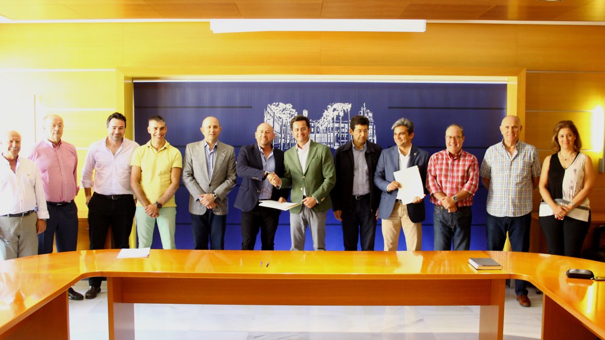 Firma del acuerdo con los empresarios del Poniente