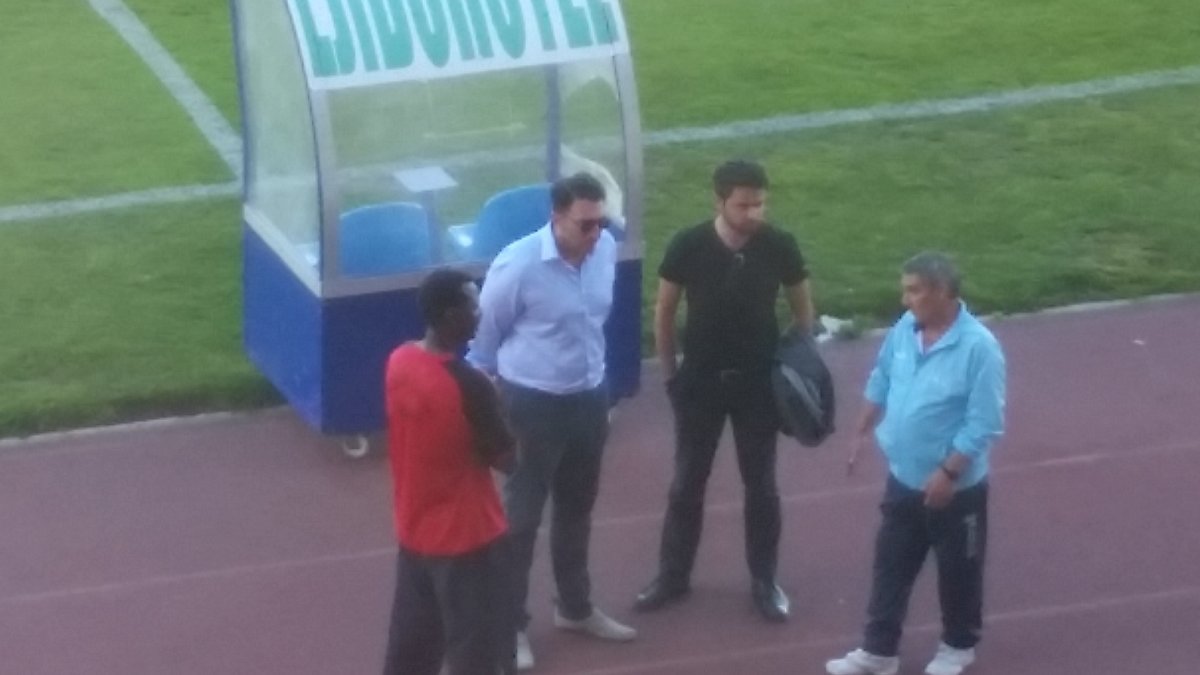 Pierre Mevy junto a Pedro Nogueira y varios colaboradores del club.