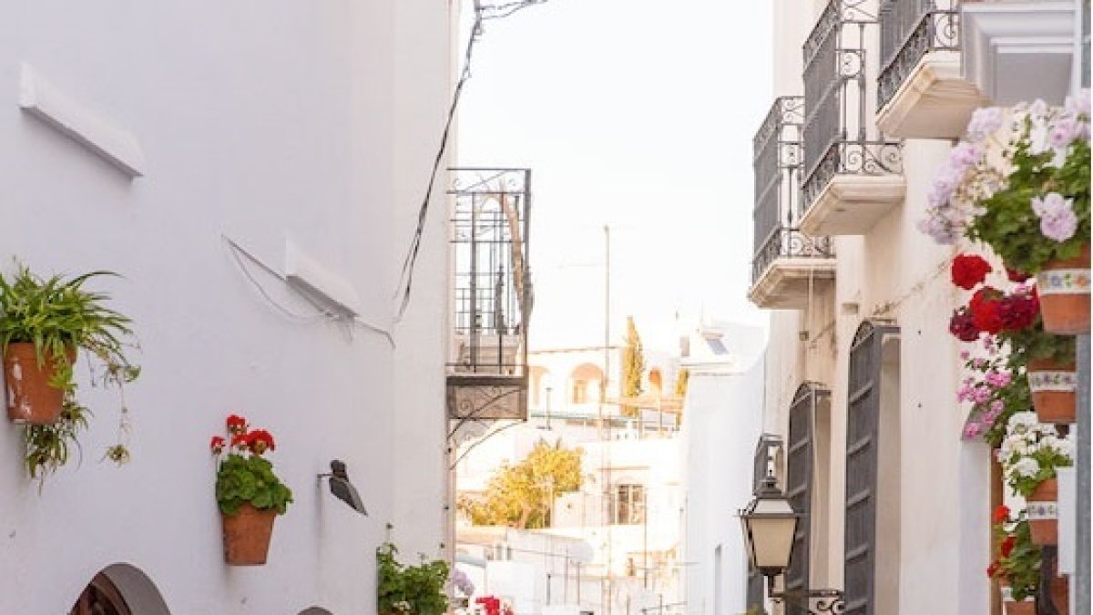 Una de las calles del municipio de Mojácar.