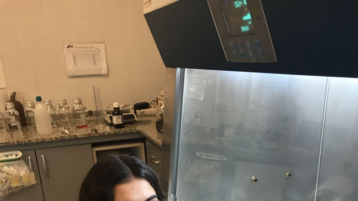 María José Figueroa fotografiada en el laboratorio del CUAM donde hace prácticas.