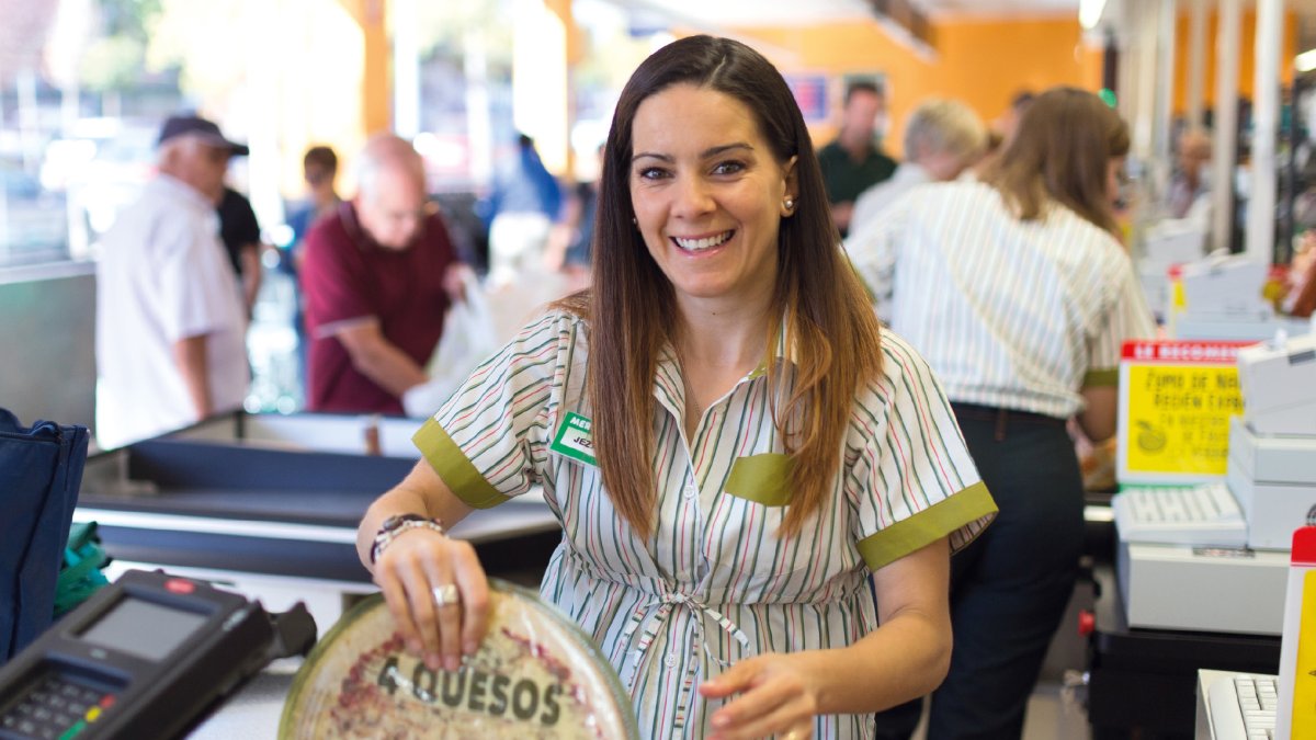 Una empleada de uno de los centros de distribución de Mercadona.