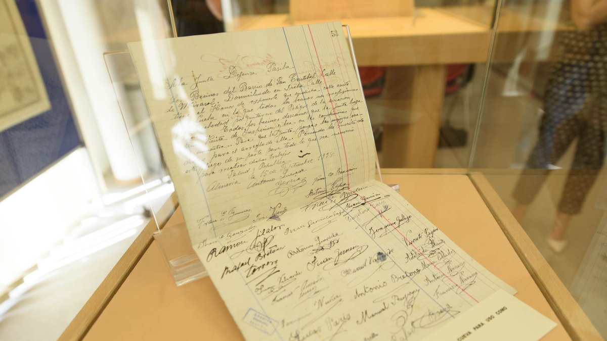 Firmas del barrio de San Cristóbal para arreglar una cueva que servía de refugio.