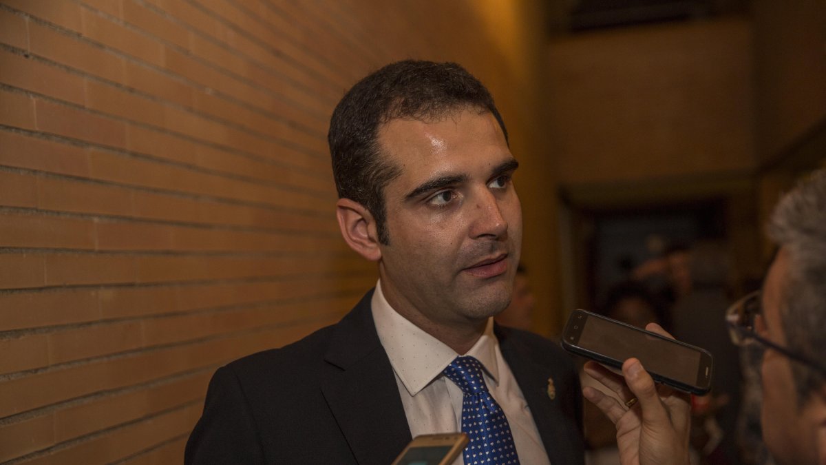 El alcalde de Almería atendiendo a LA VOZ y Cadena SER.