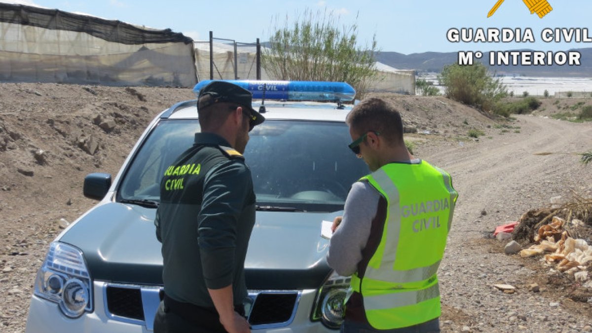 Efectivos de la Guardia Civil en una zona de invernaderos de Almería.