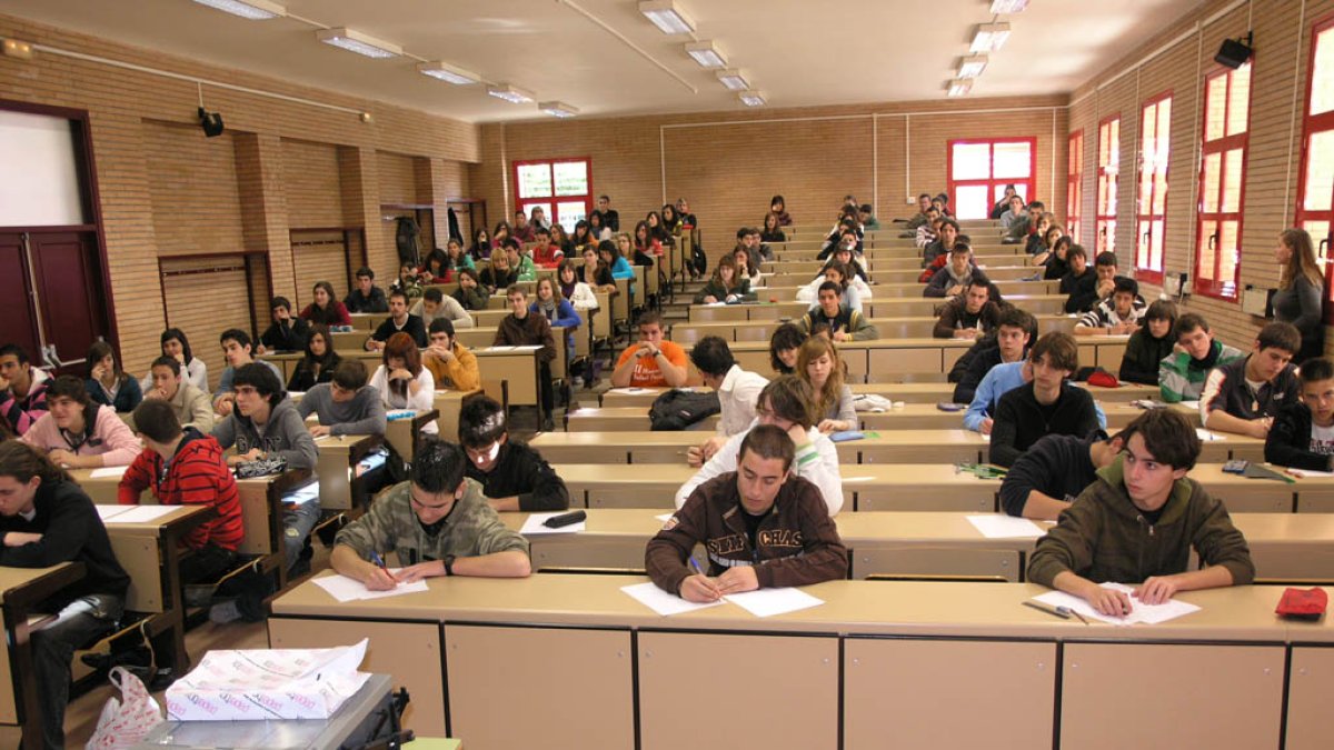 Alumnos de la Universidad de Almería durante la realización de un examen.