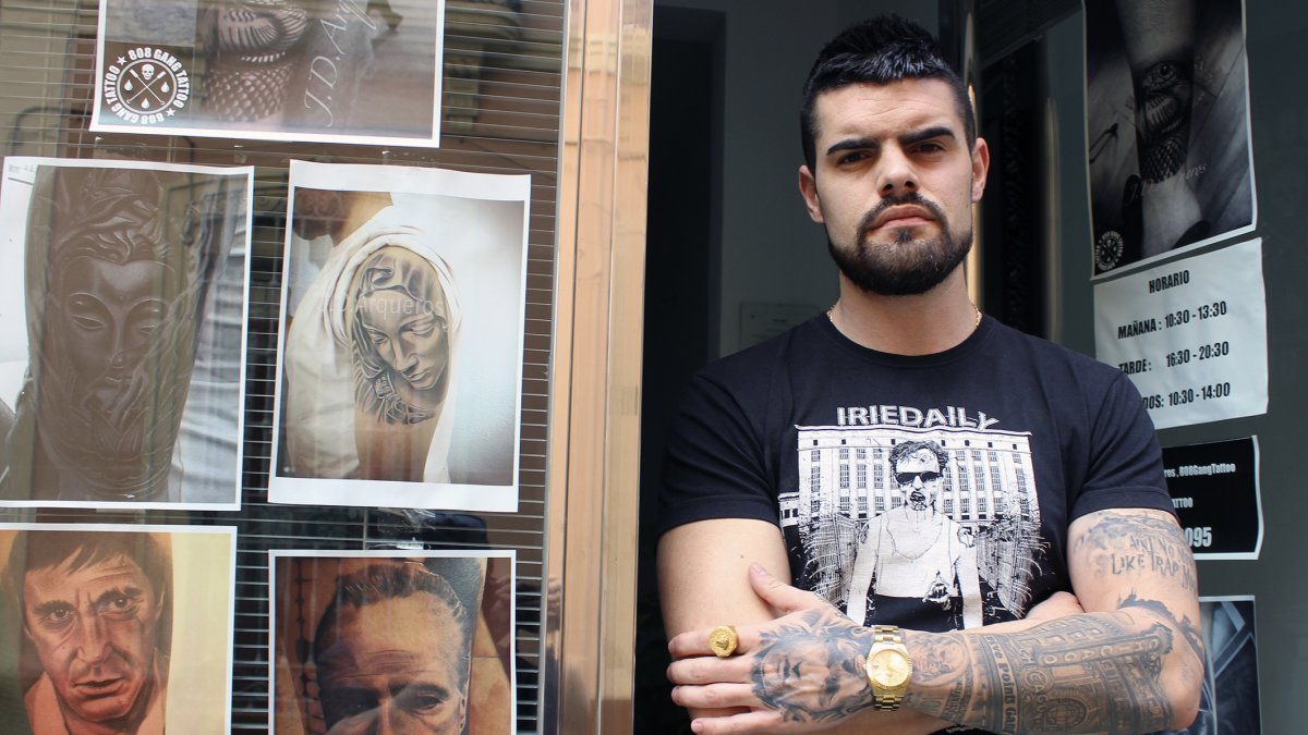 José David Arqueros en el local donde ejerce  su oficio de tatuador profesional, en la calle de Regocijos.