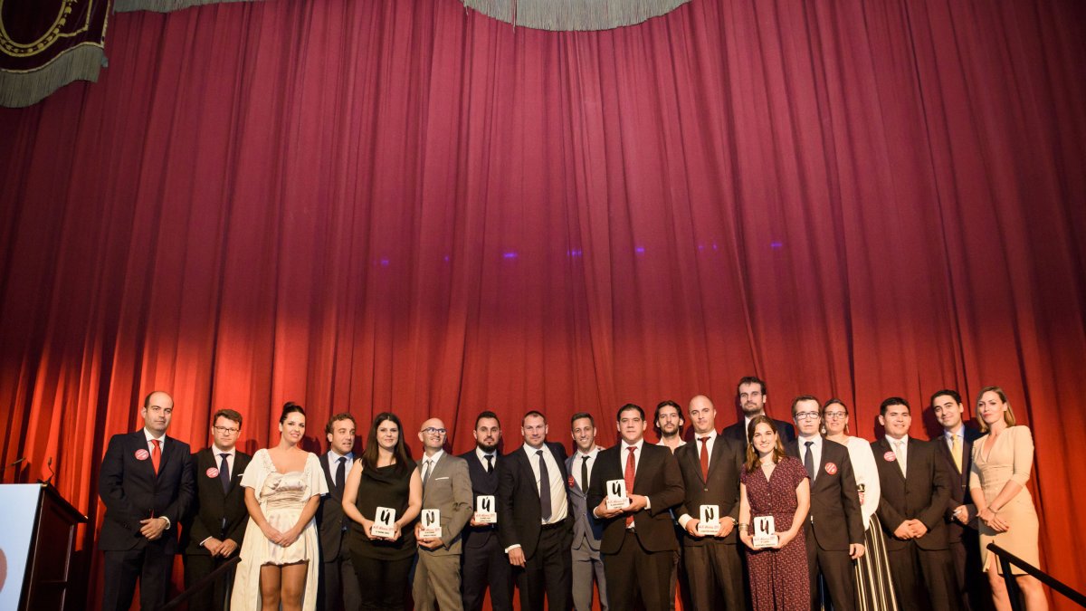 Los premiados junto con la directiva y los vocales de AJE, refleja en gran medida el espíritu de la gala del pasado jueves: emprendimiento y juventud