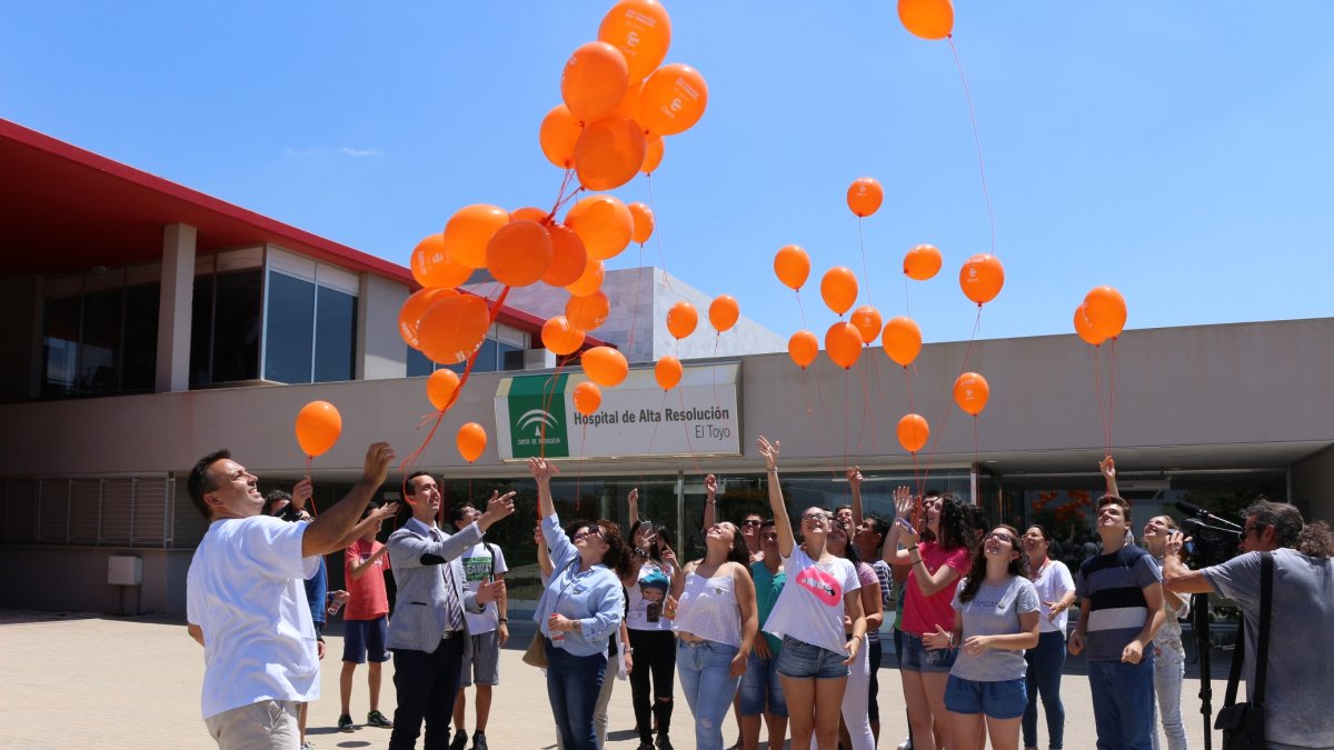 Suelta de globos con el delegado de salud Jose Mª Martín, jefe de servicio de Clece Ramón Berruezo y alumnos del IES Campos de Níjar.