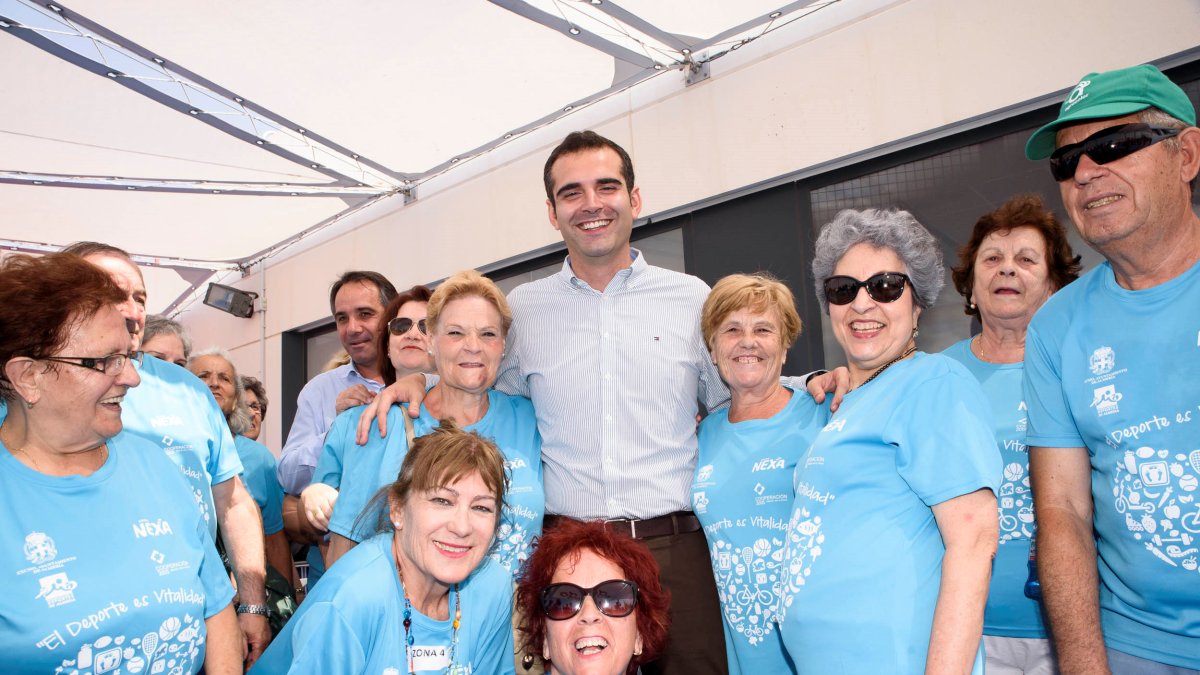 El alcalde con los mayores.