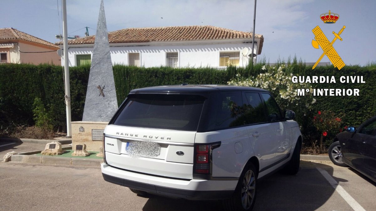 Vehículo robado usando un inibidor de frecuencias.