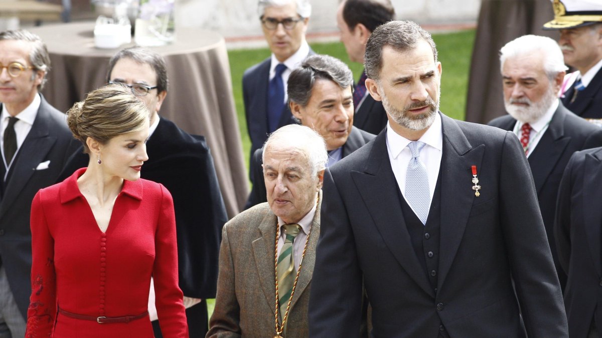 Juan Goytisolo en el acto de entrega del Premio Cervantes con los reyes de España.
