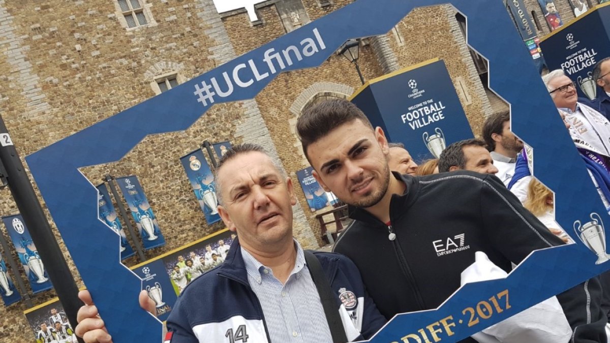 Pascual Díaz con su hijo Francisco en Cardiff.
