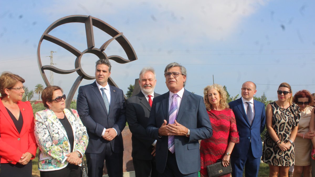 El alcalde de Pechina durante su intervención en la inauguración del monolito.