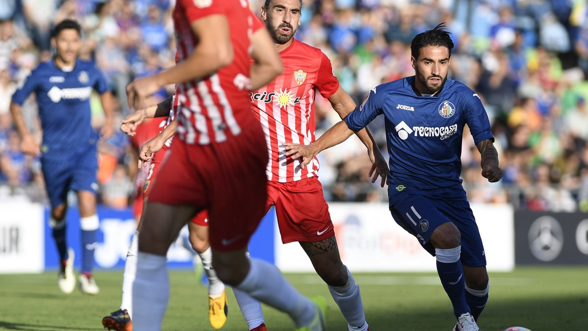 Borja Fernández observa a Chuli en una jugada.