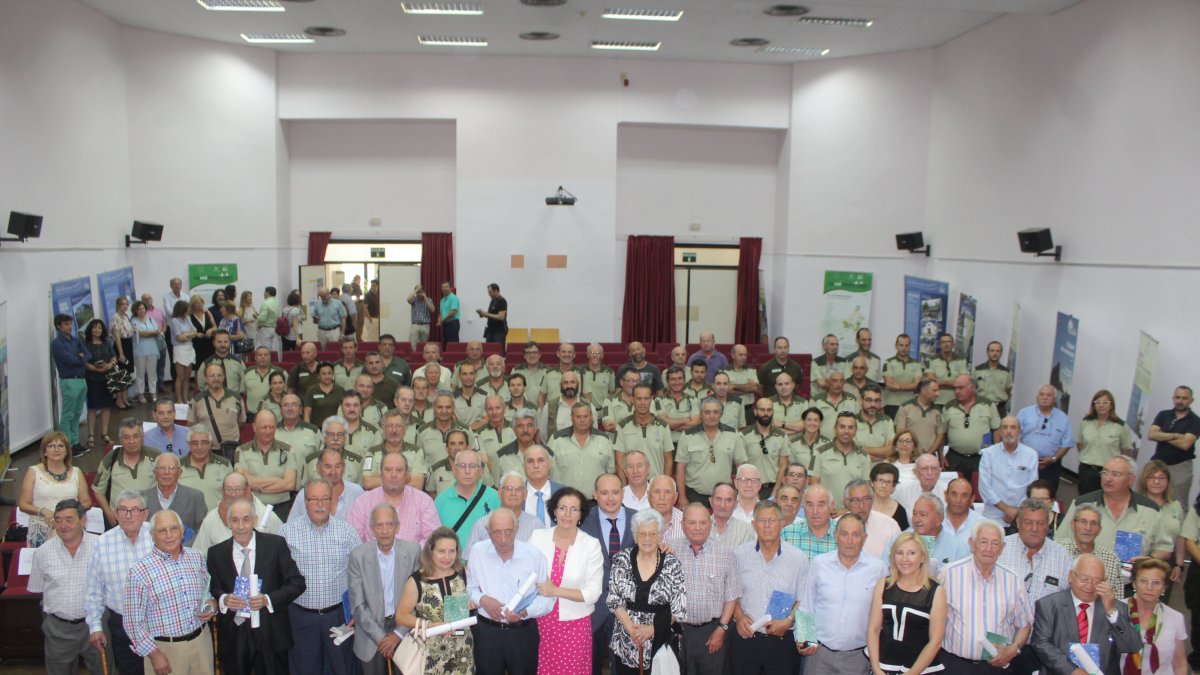 Los homenajeados jubilados de la Delegación de Medio Ambiente junto a la delegada de Gobierno, el delegado de Medio Ambiente, el coordinador provinci