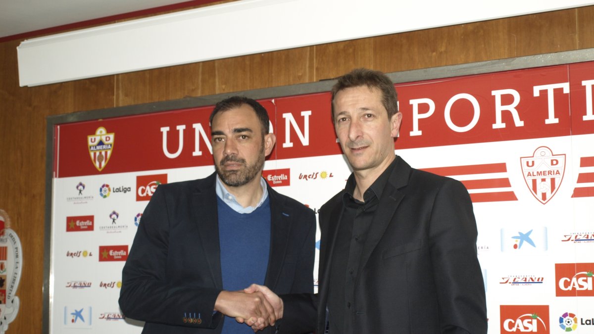 Raúl Lozano en la presentación de Ramis como entrenador del Almería.