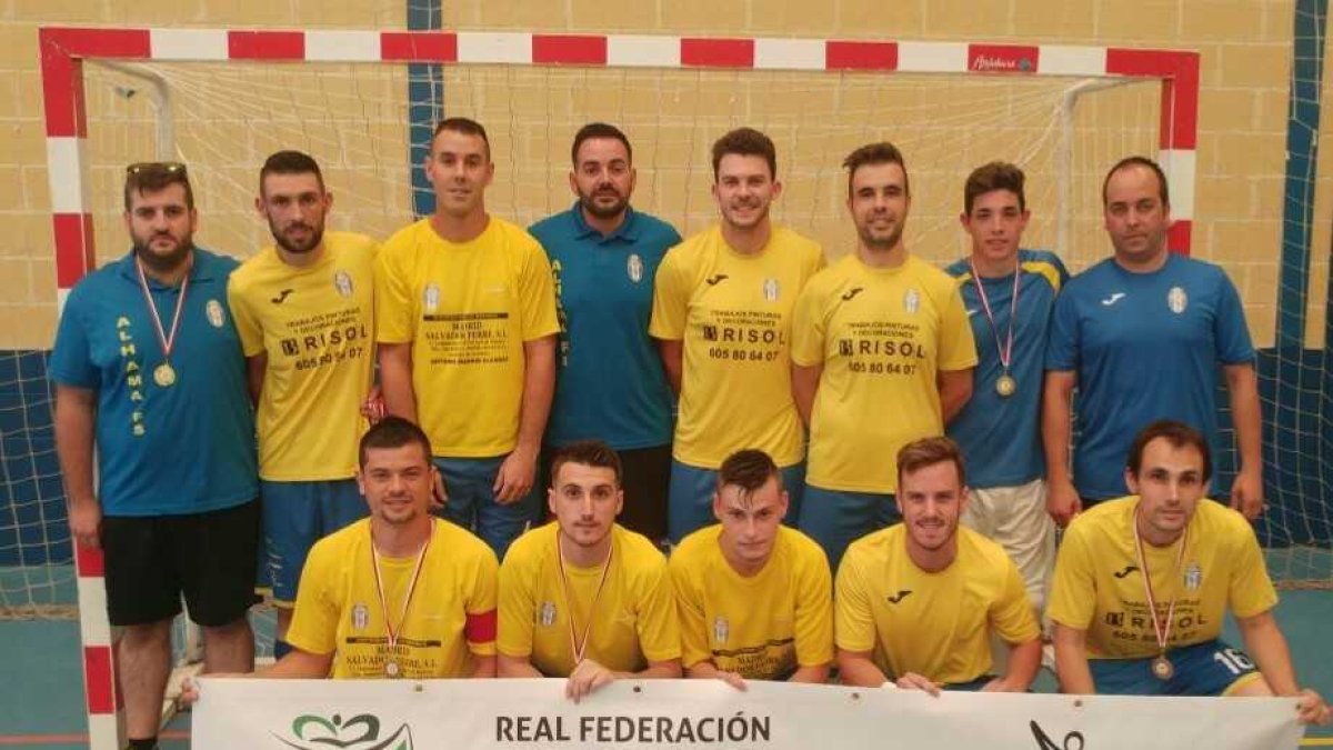 Los campeones con la pancarta de la Federación.