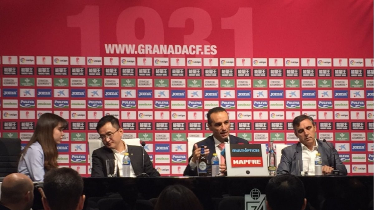 José Luis Oltra en la presentación.