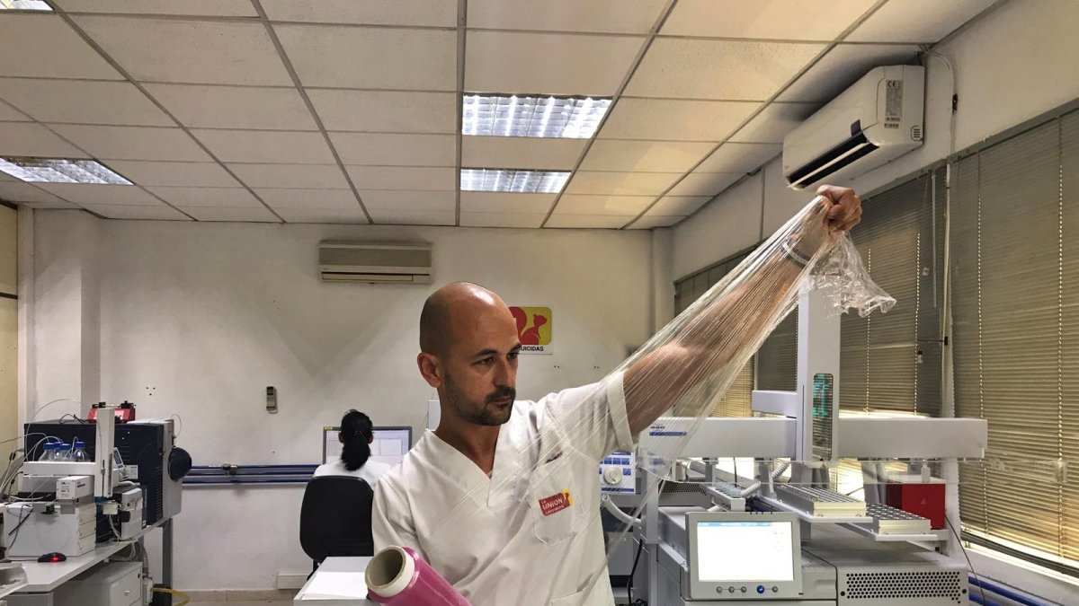 Un profesional de Alhóndiga La Unión enseña el film de plástico creado a partir de restos vegetales.