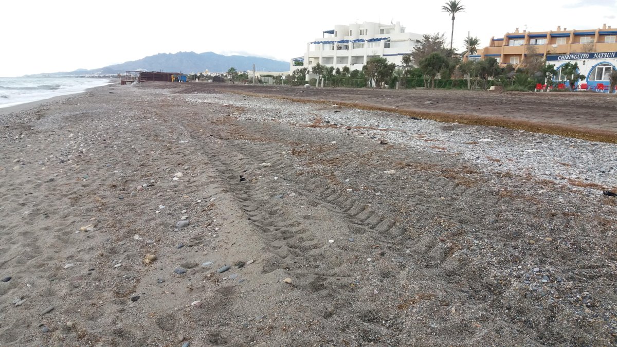 La playa de Vera sufre pérdidas de arena con los temporales de levante (foto de Veraplayazul)