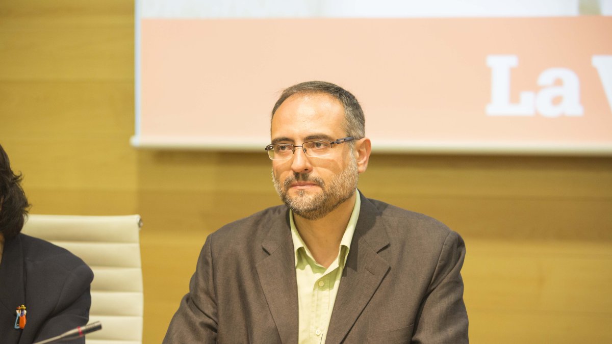 Juan Herrezuelo durante un acto literario.