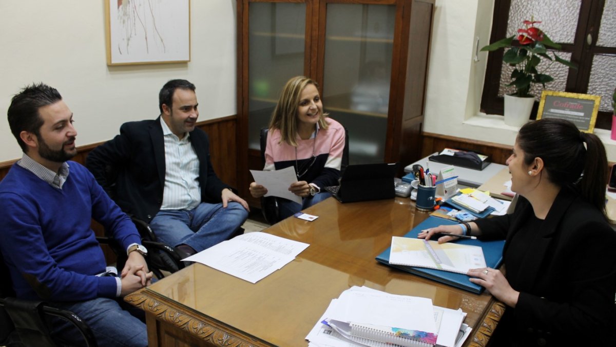 La edil de Promoción Económica (sentada, a la derecha), en una reunión reciente con jóvenes empresarios.