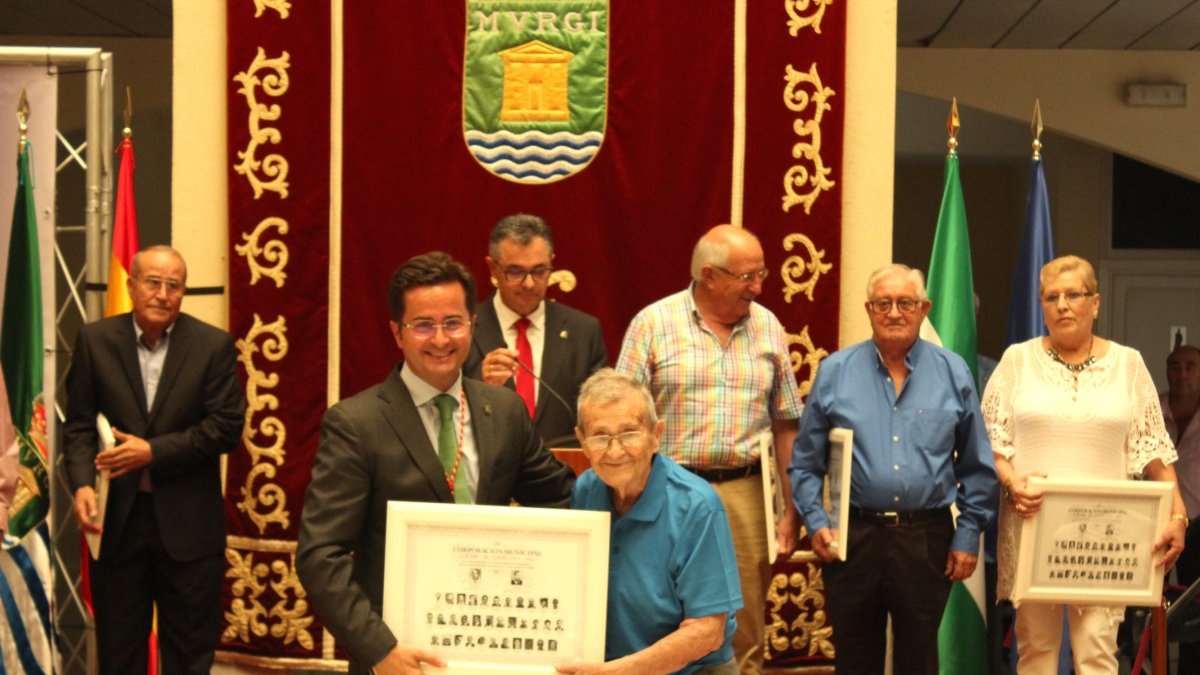 Juan Llerena recibiendo un homenaje por parte de la corporación de El Ejido.