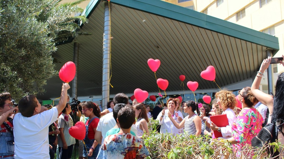 Suelta de globos en Torrecárdenas para conmemorar el Día Internacional del Donante.