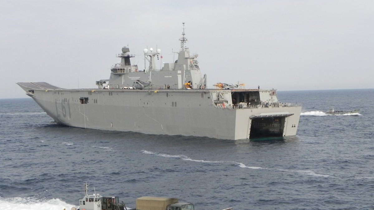 Panorámica del Juan Carlos I con lanzaderas LCM, en imagen de la Armada Española
