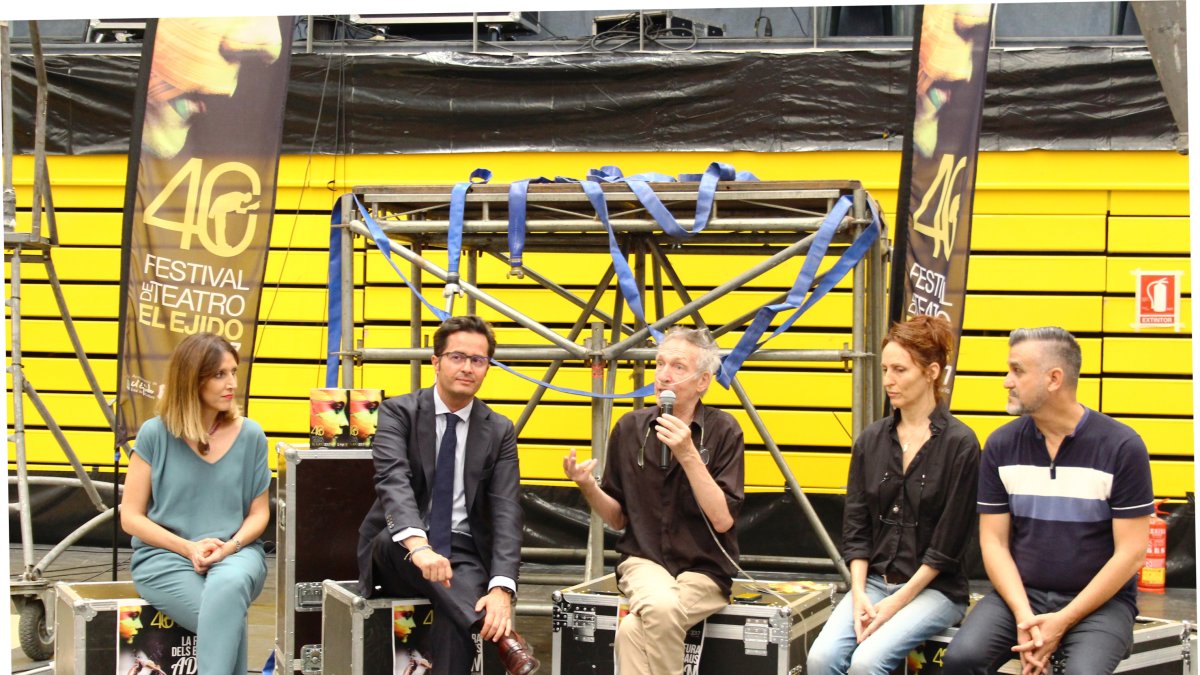 Jürgen Müller, director creativo de La Fura, presentando ADN a los medios, ayer.