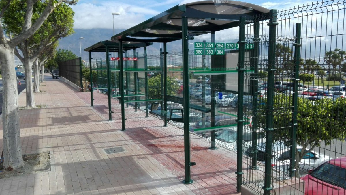 Nueva parada de bus del Hospital de Poniente.