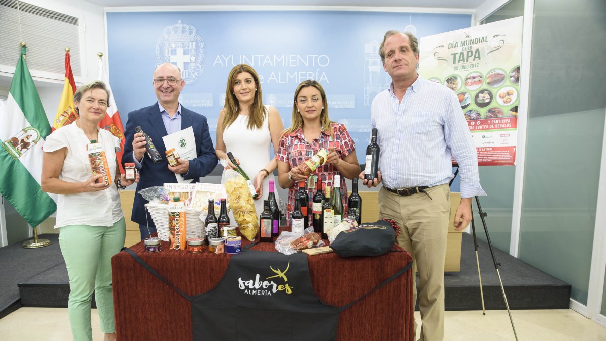 Foto de familia con los productos almerienses
