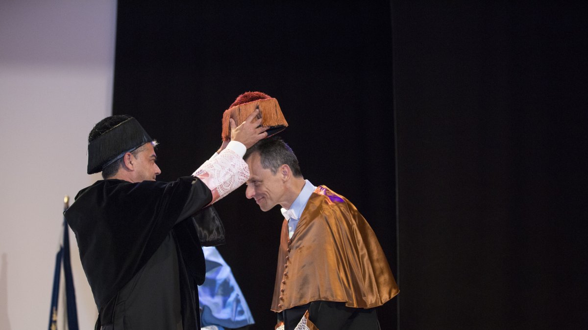El rector de la UAL impone el birrete al nuevo Honoris Causa de la UAL, el astronauta Pedro Duque.