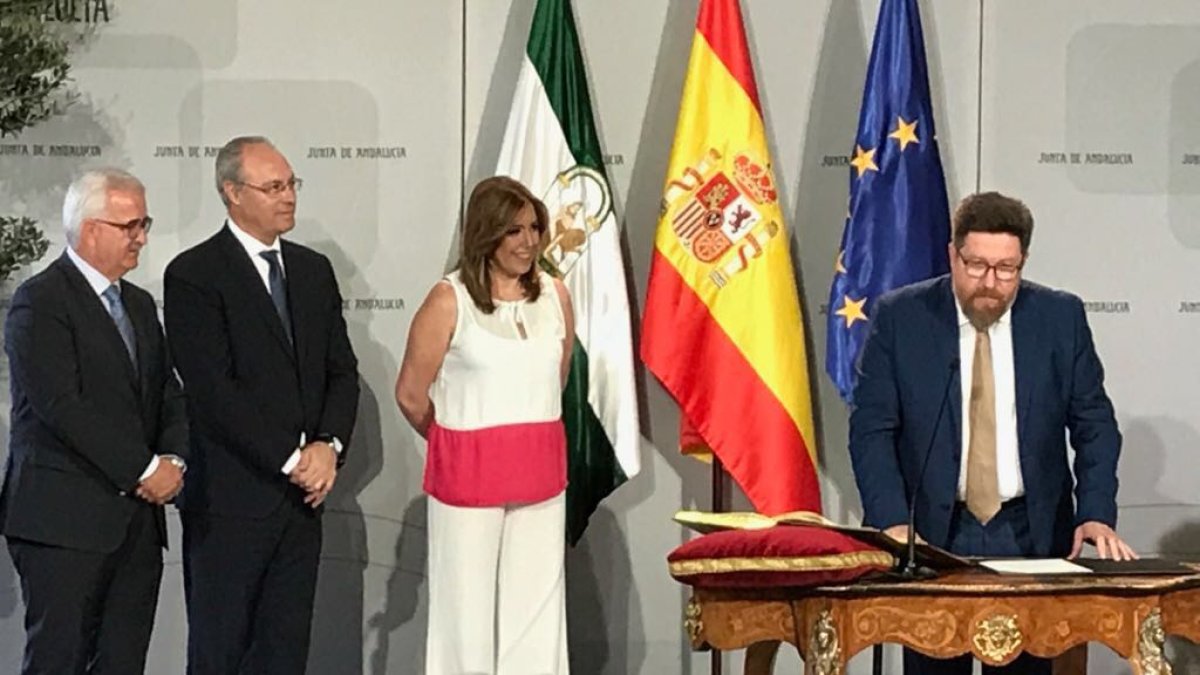 Rodrigo Sánchez jura su nuevo cargo.