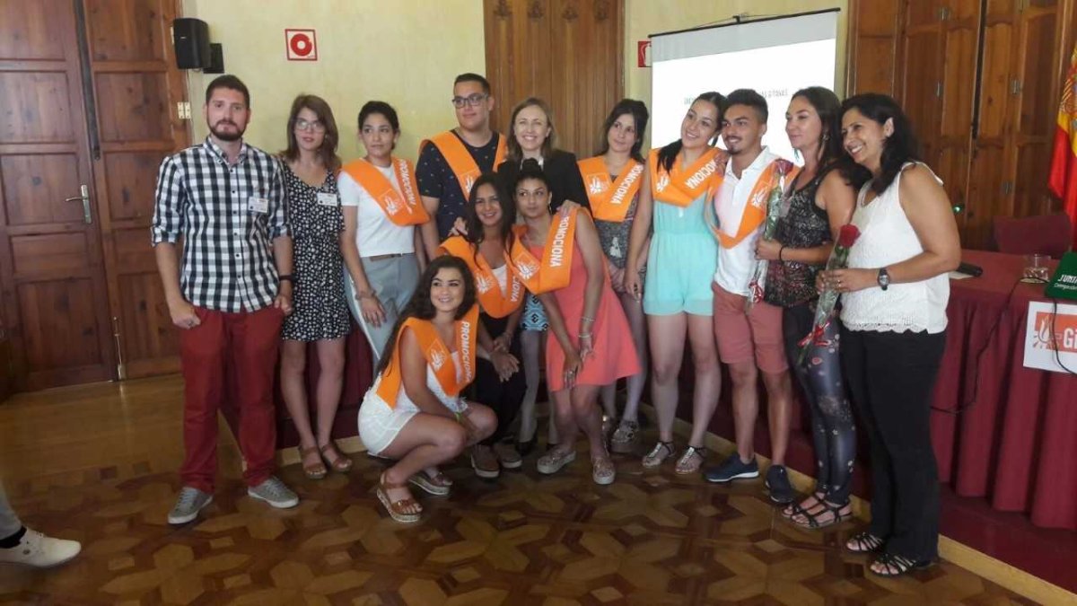Fotografía en grupo de los alumnos con la delegada de Educación.