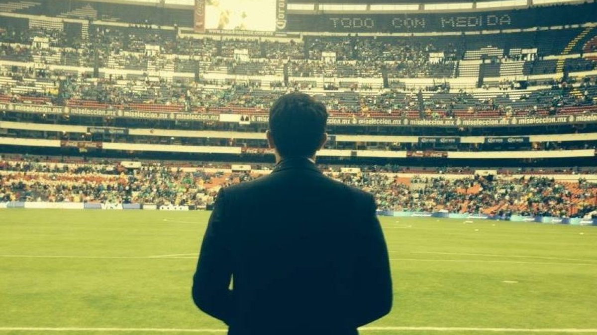 Pierre Mevy de espaldas en un terreno de juego.