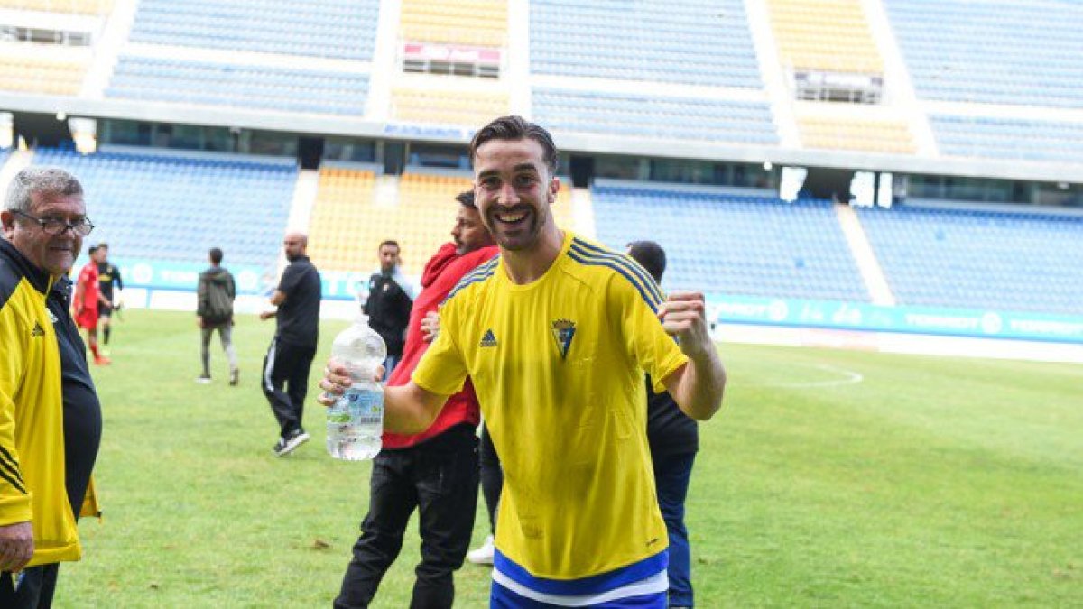 Manu Sánchez con la camiseta del Cádiz.