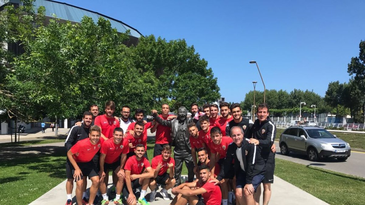 Foto de familia del filial en Gijón.