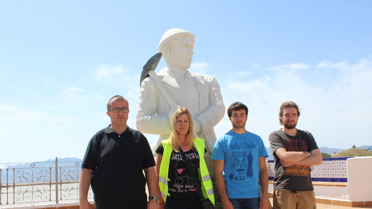 Los estudiantes Thomas Pesenti y Quentin Brunsmann en el monumento al minero de Bédar.