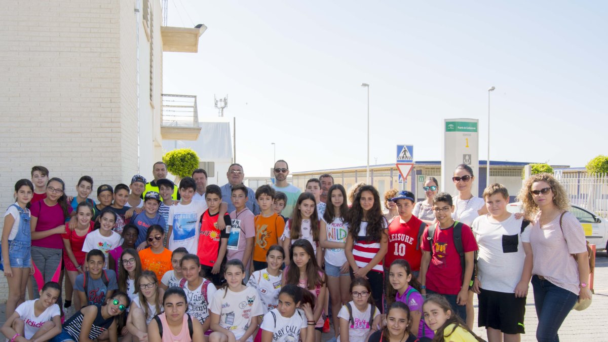 Alumnos del CEIP Simón Fuentes en el puerto pesquero.