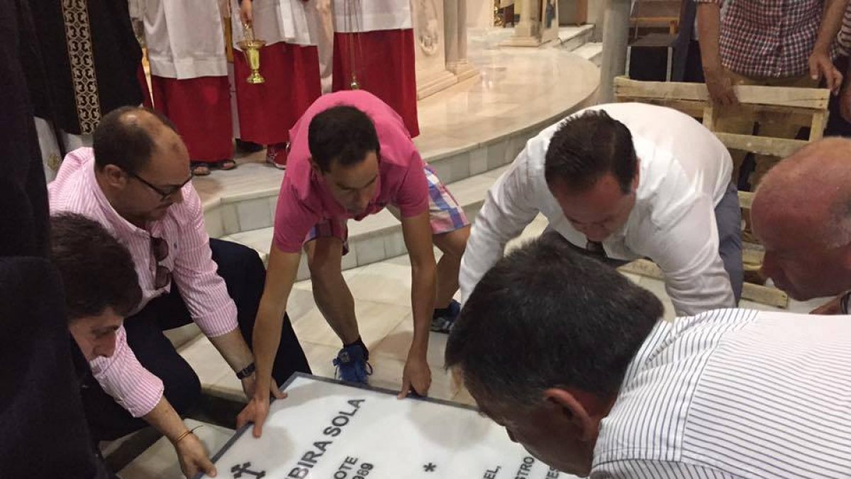 Placa en el templo en homenaje a Rubira Sola.