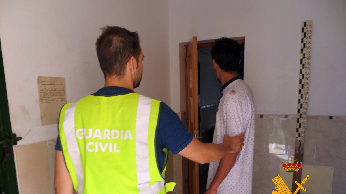 Agente y acusado tras la detención. Foto Guardia Civil