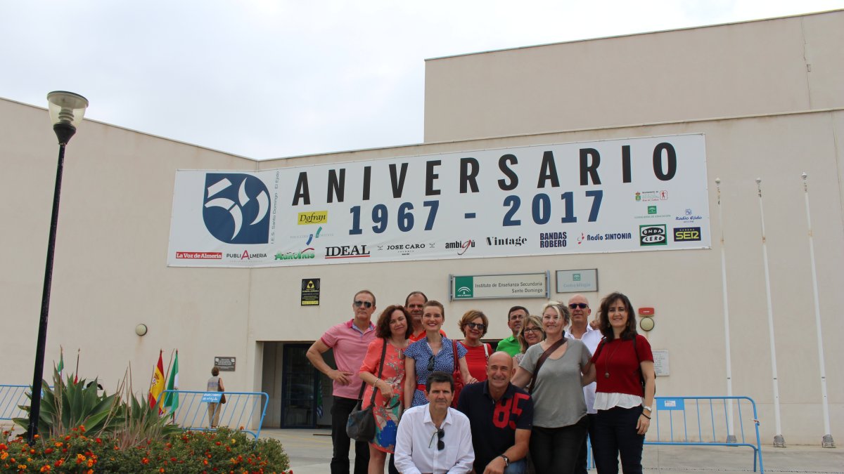 Reunión de antiguos compañeros pertenecientes a la promoción comprendida entre los años 1979 y 1983 preparados para la convivencia con motivo del 50
