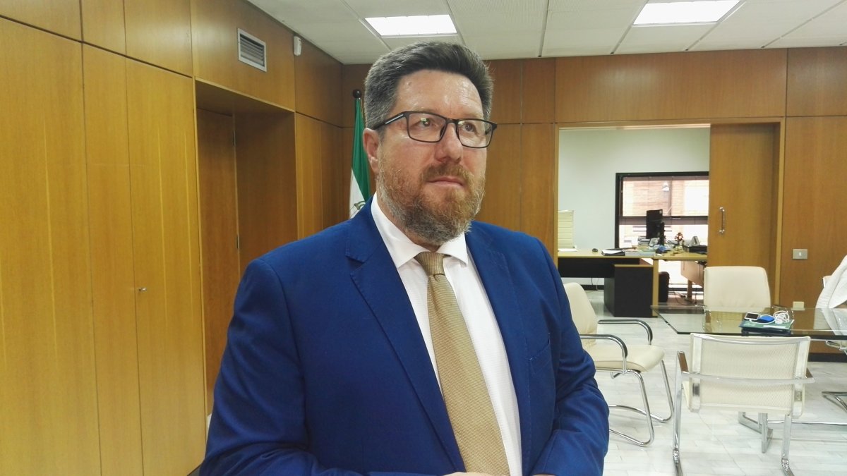 Primer día de Rodrigo Sánchez Haro como consejero de Agricultura. Tras la toma de posesión, recogió la cartera de manos de su antecesora, Carmen Orti